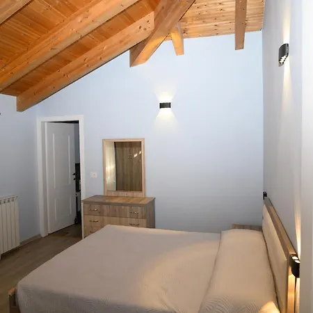 Bujtina Pere بيت للعطل *