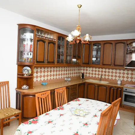 Bujtina Pere